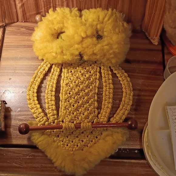 Vintage 1970s yellow macrame owl 🦉 wall art deco - Picture 1 of 4